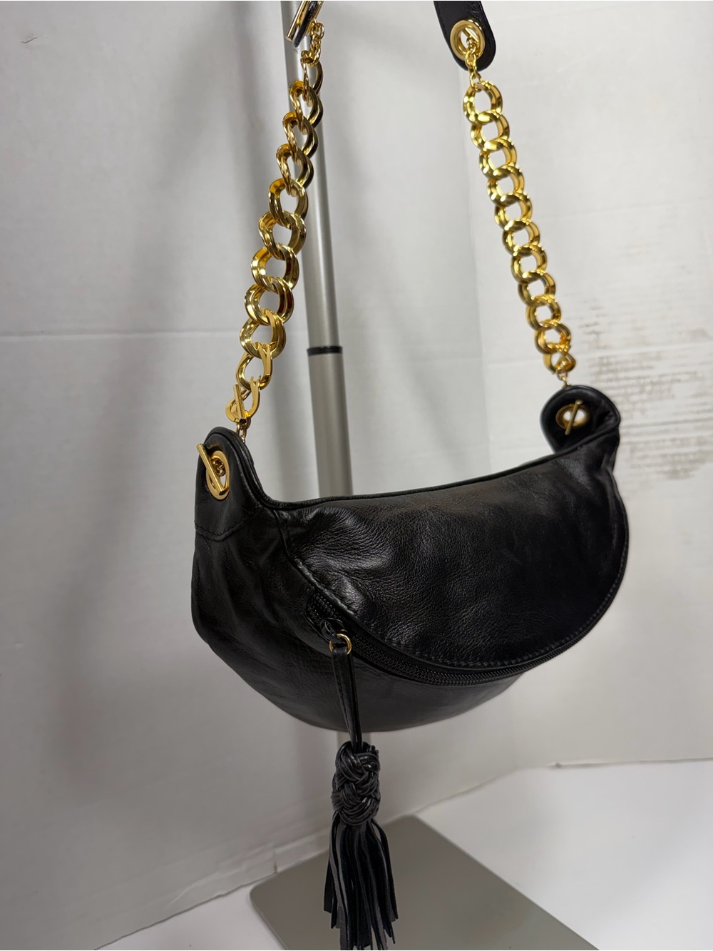 VINTAGE BOTTEGA VENETA Black Leather Shoulder Bag with Gold Chain Strap - Picture 3 of 8